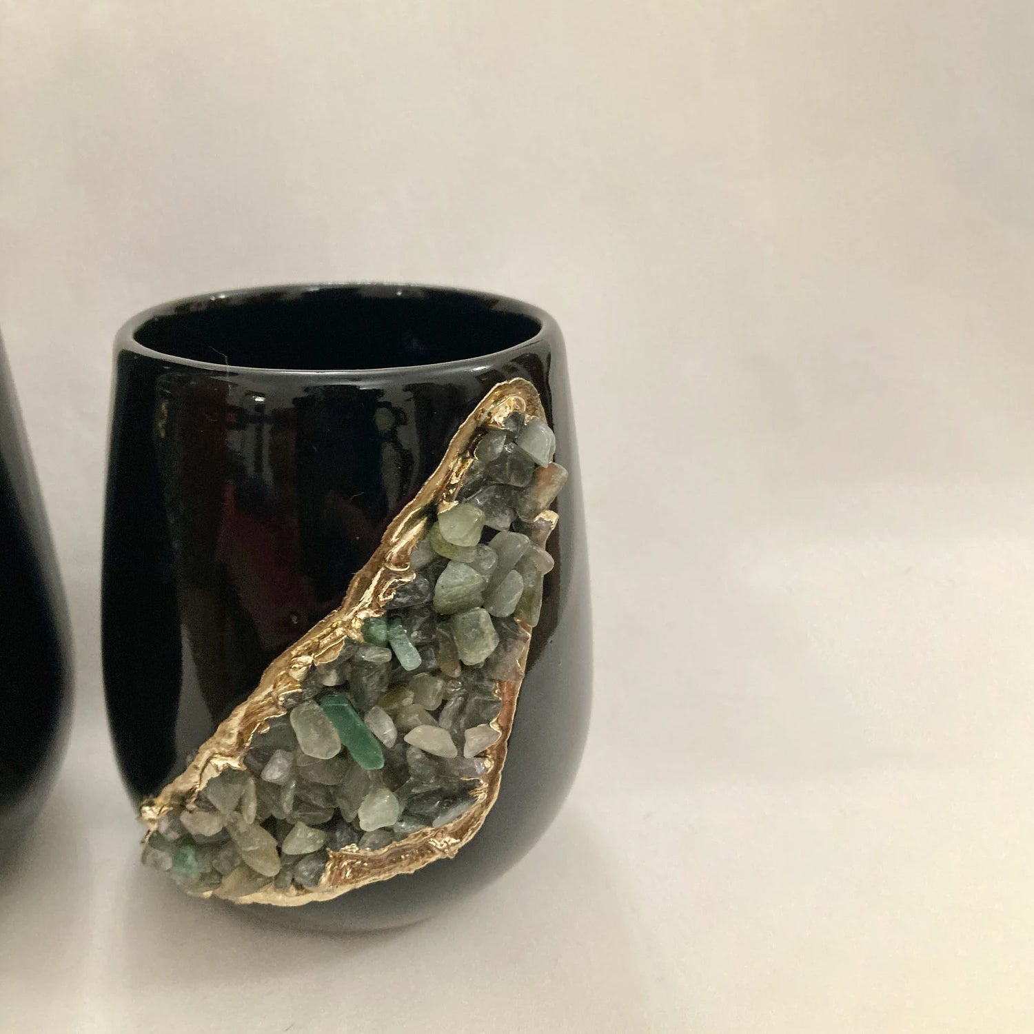 Kit 2 Vasos de Cerâmica Preta com Cristais de Ágata | Feitos à Mão