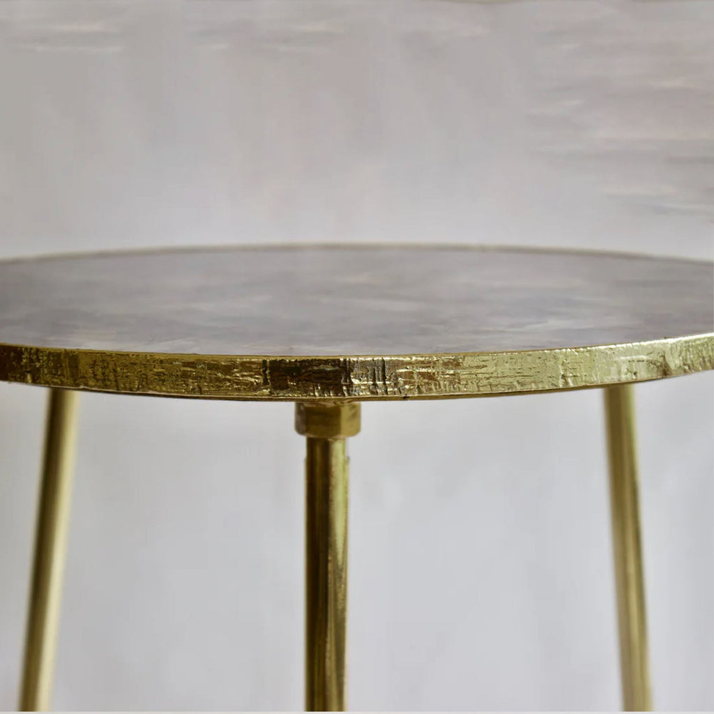 Mesa Lateral Redonda de Ágata Ametista | Artesanal com Base de Latão