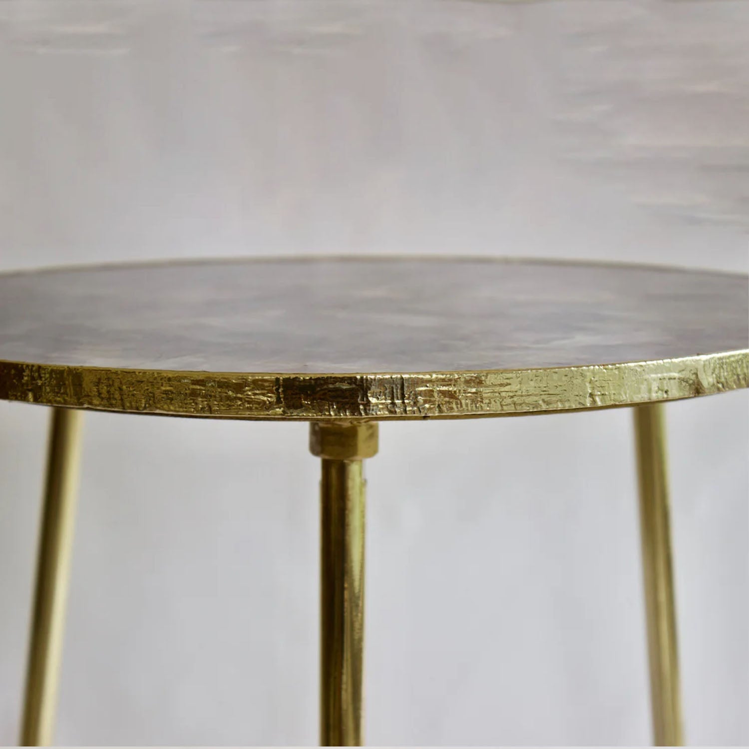 Mesa Lateral Redonda de Ágata Ametista | Artesanal com Base de Latão